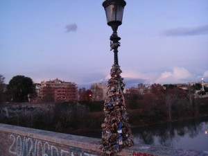 Roma romantica: i lucchetti di Ponte Milvio