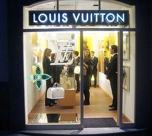 Louis Vuitton  Louis vuitton, Napoli, Negozio
